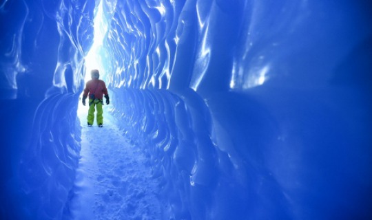 Wandern Sie durch die 200m langen Ice Caves