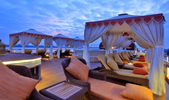 Entspannen Sie und genießen die Aussicht auf dem Pooldeck