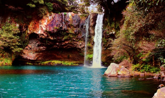 Wunderschöner Wasserfall auf Jeju Island 