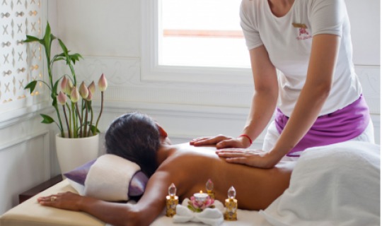 Entspannen Sie bei einer wohltuenden Massage im Spa