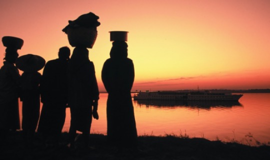 Einmaliges Abendambiete auf der Road to Mandalay