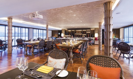 Restaurant mit großen Tischen für ein gemeinsames Dinner.