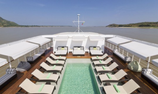 Eine Abkühlung und ein Sonnenbad genießen Sie auf dem Oberdeck. Eine Abkühlung und ein Sonnenbad genießen Sie auf dem Oberdeck.