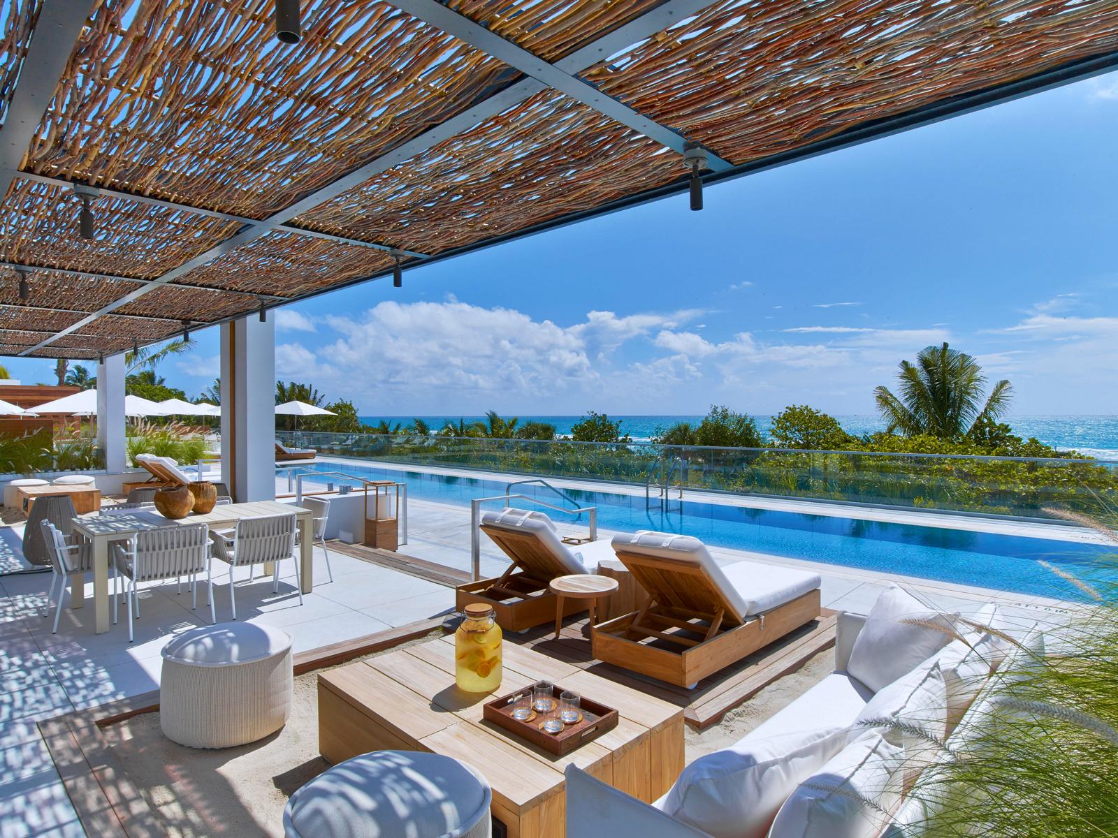 Im Cabana kann man den Pool ganz entspannt geniessen 