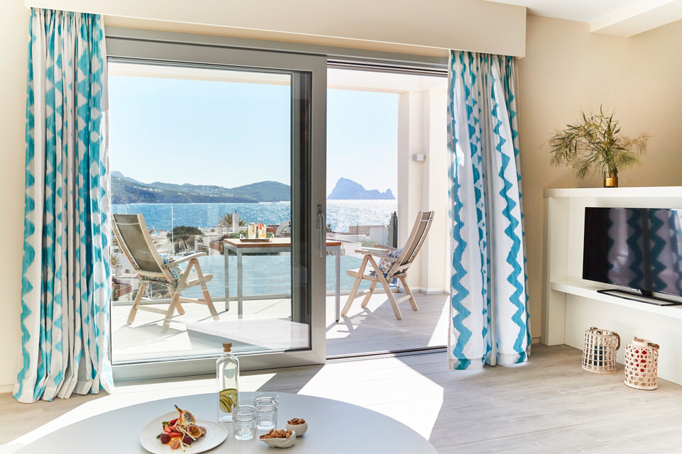 Genießen Sie die Sonnenstrahlen auf dem Balkon der Bay Suite