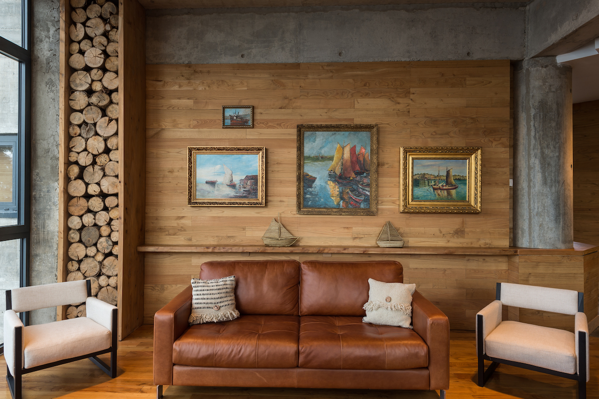 Moderne Kunst kombiniert mit traditionellem Kunsthandwerk 