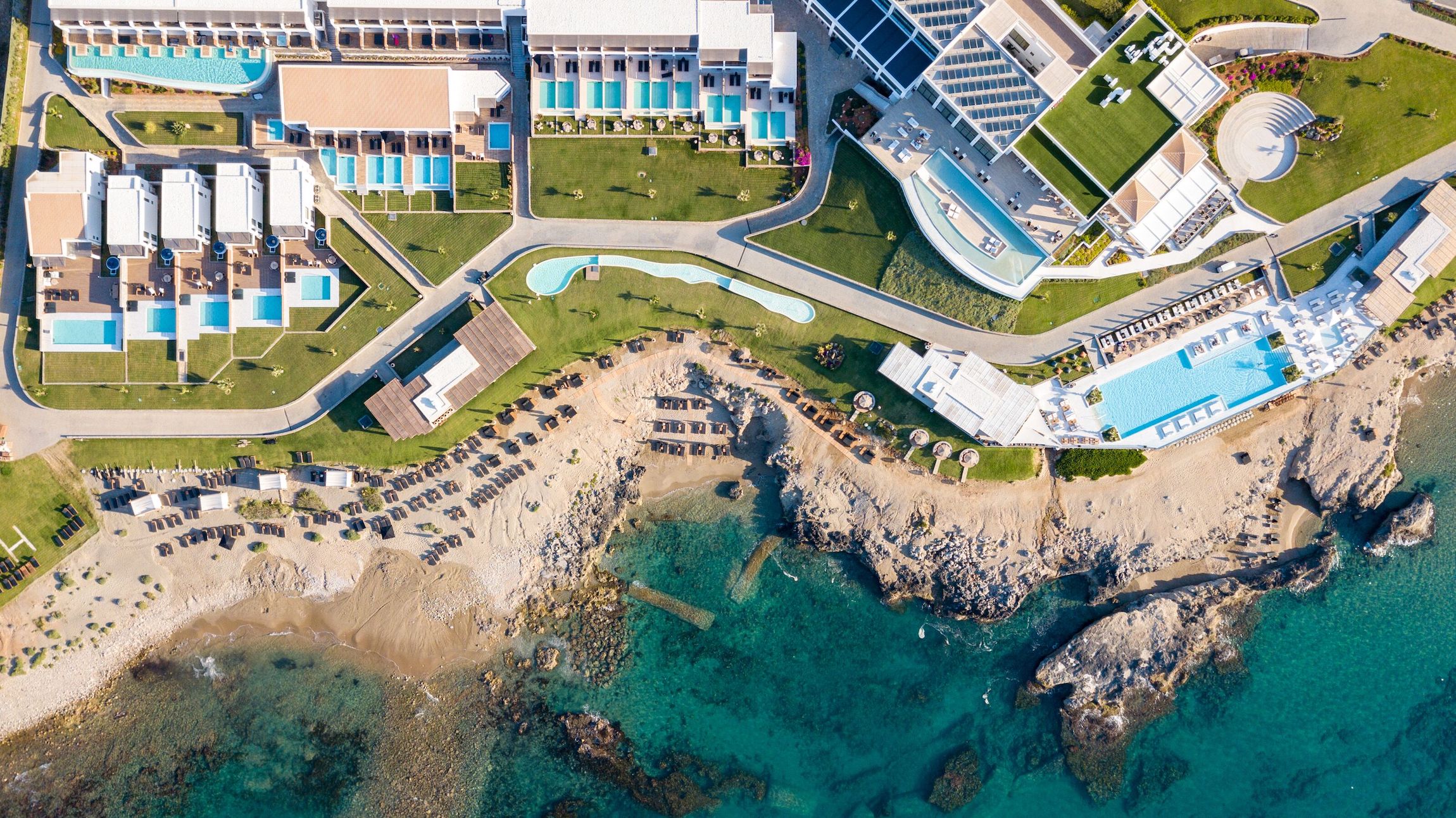 Die 400 m lange Natursteinküste mit sandigen Buchten sorgt für eine besondere Atmosphäre