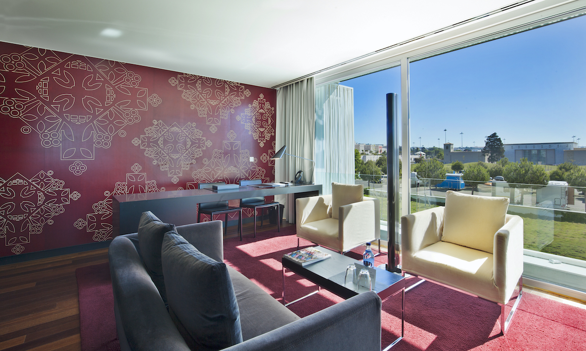 Die bodentiefen Fenster ermöglichen einen großzügigen Ausblick