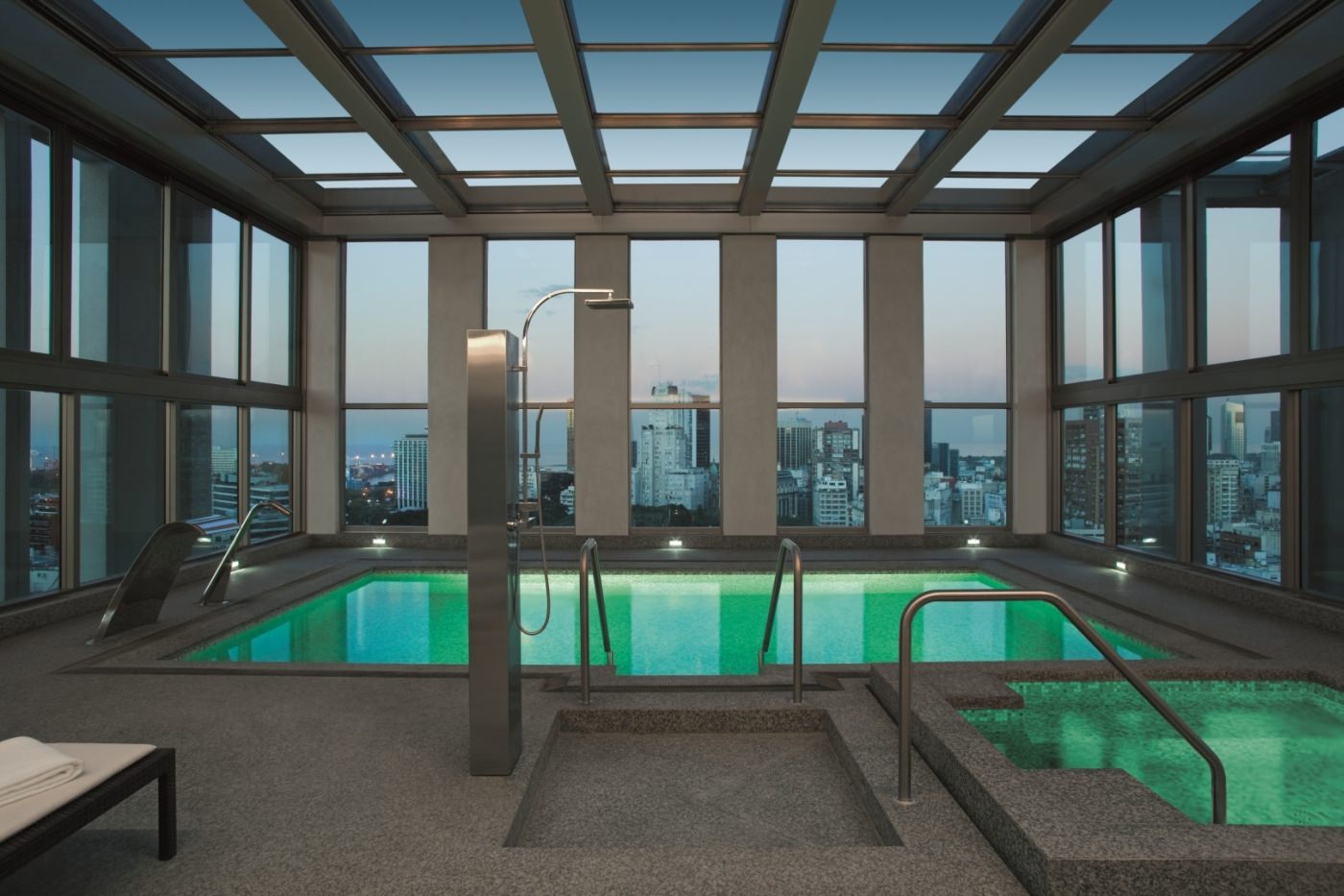 Geniessen Sie den traumhaften Blick vom Pool aus über die Stadt