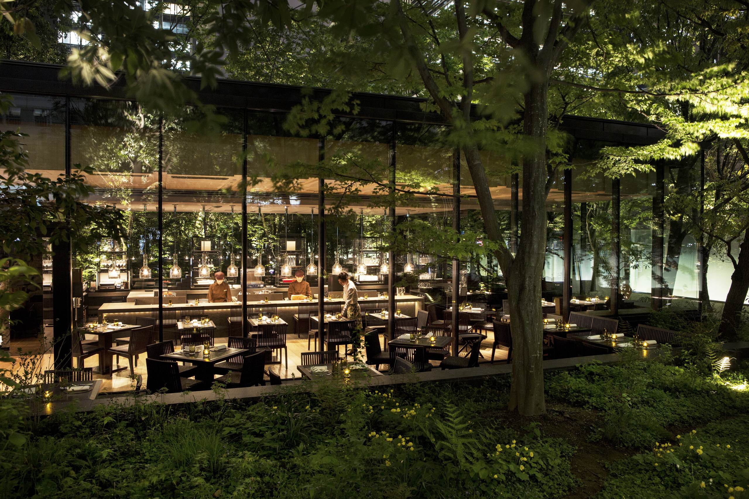 Ungezwungene französische Küche bietet das Café by Aman im Otemachi Forest am Fuße des Hotelgebäudes