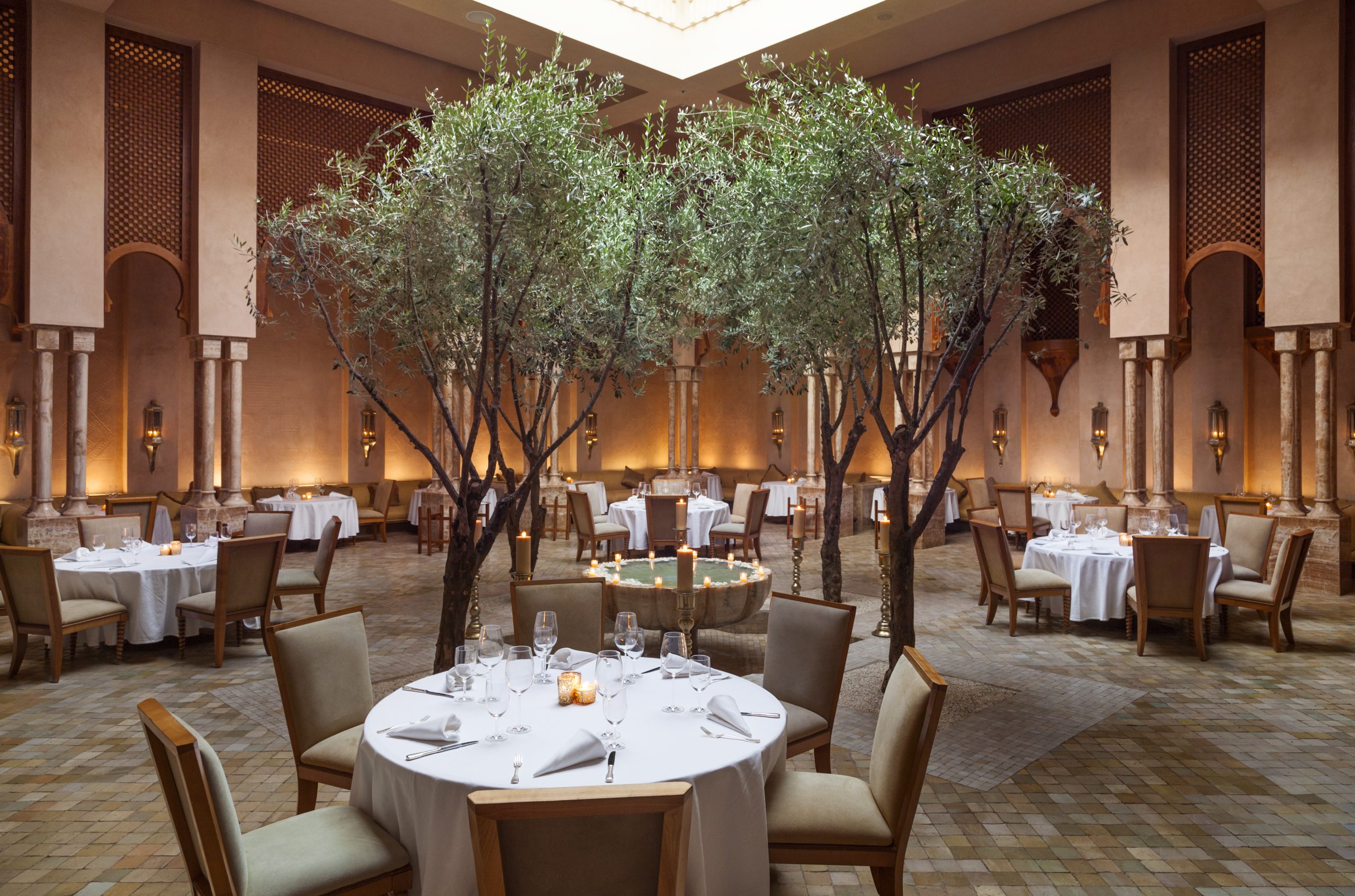 Mediterrane Küche inmitten von Olivenbäumen und hübschen Brunnen