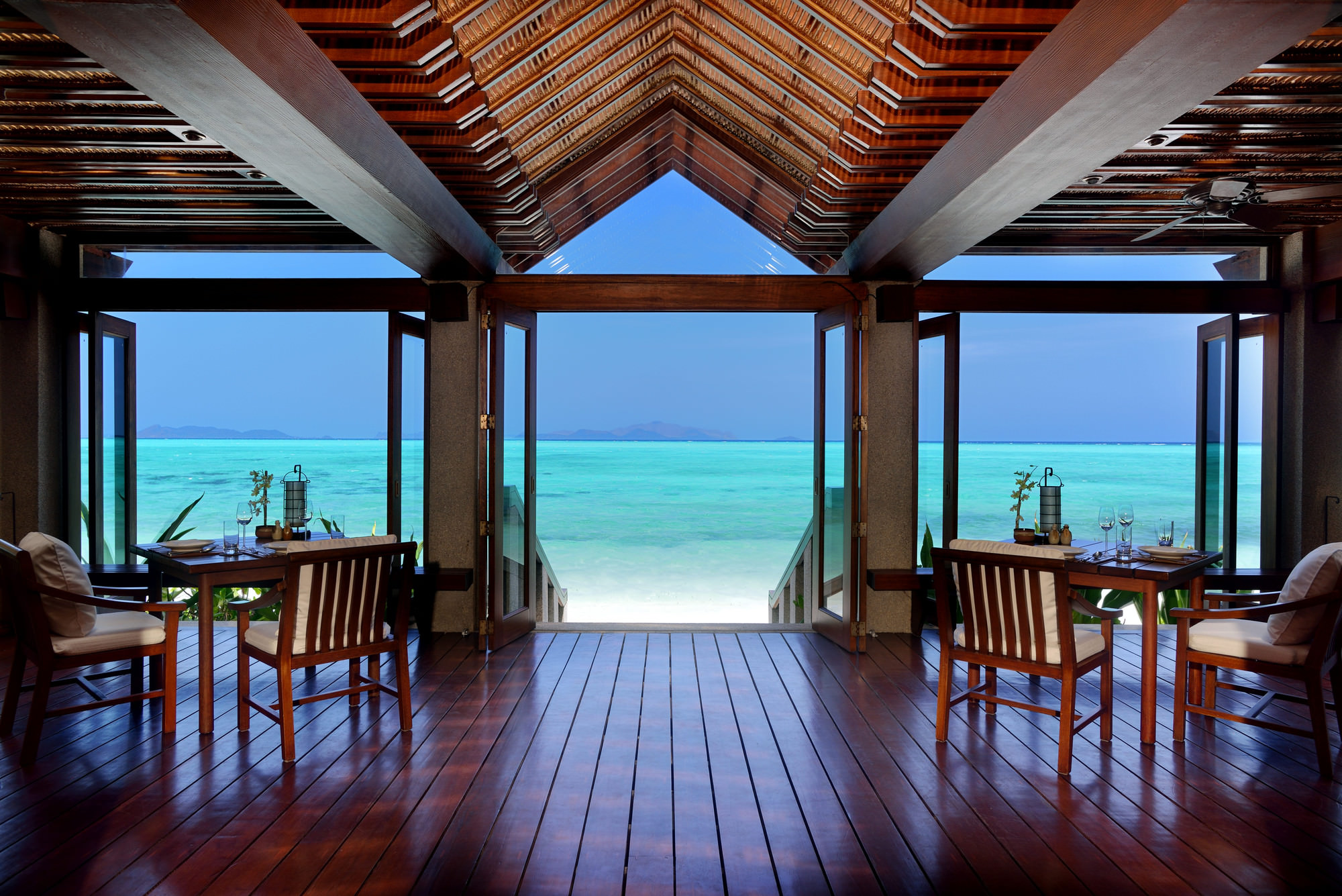 Umgeben von strahlendem türkisblauem Meer