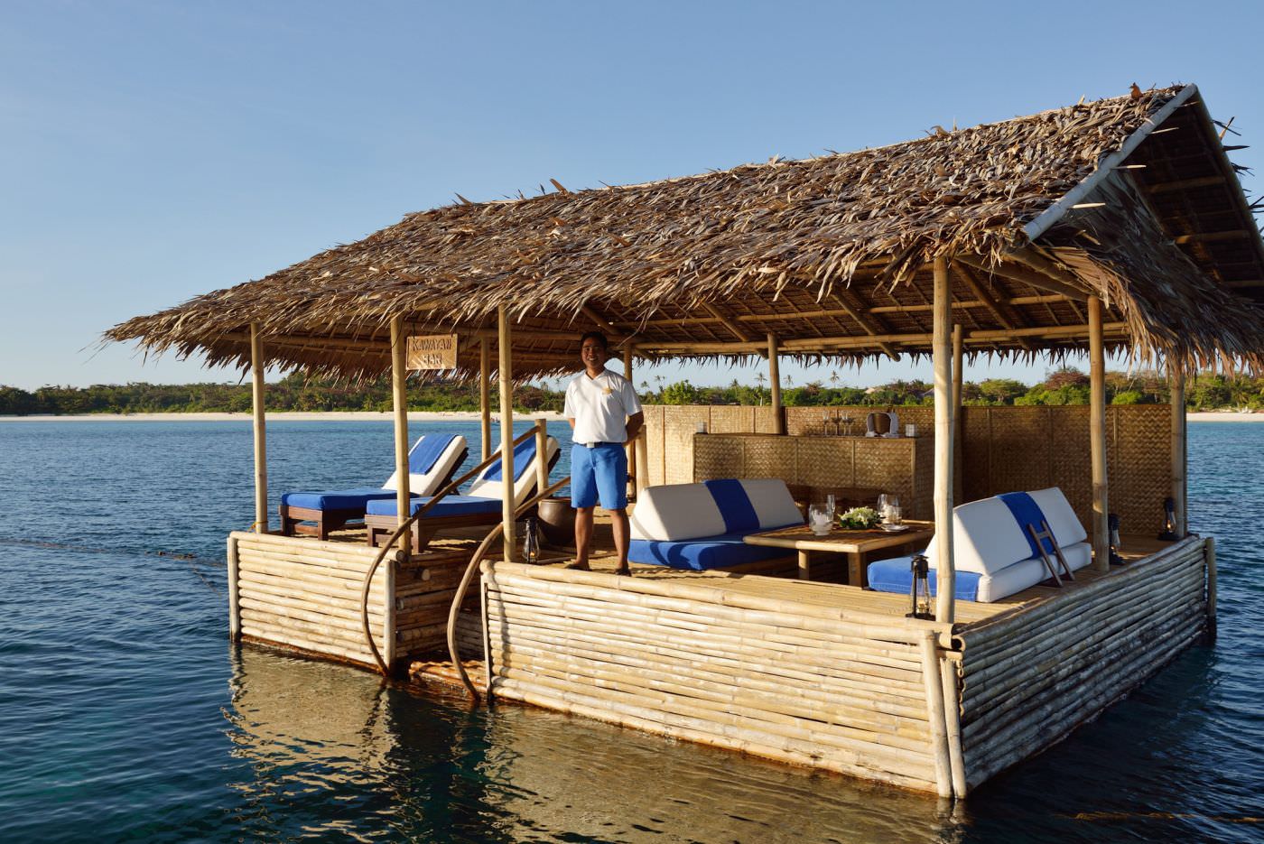 Intime Momente in der schwimmenden Bar