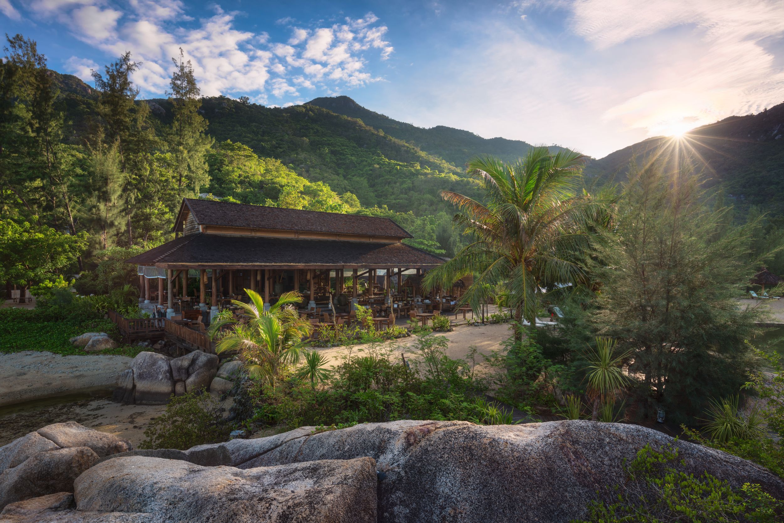 Ein Abendessen in grüner Umgebung