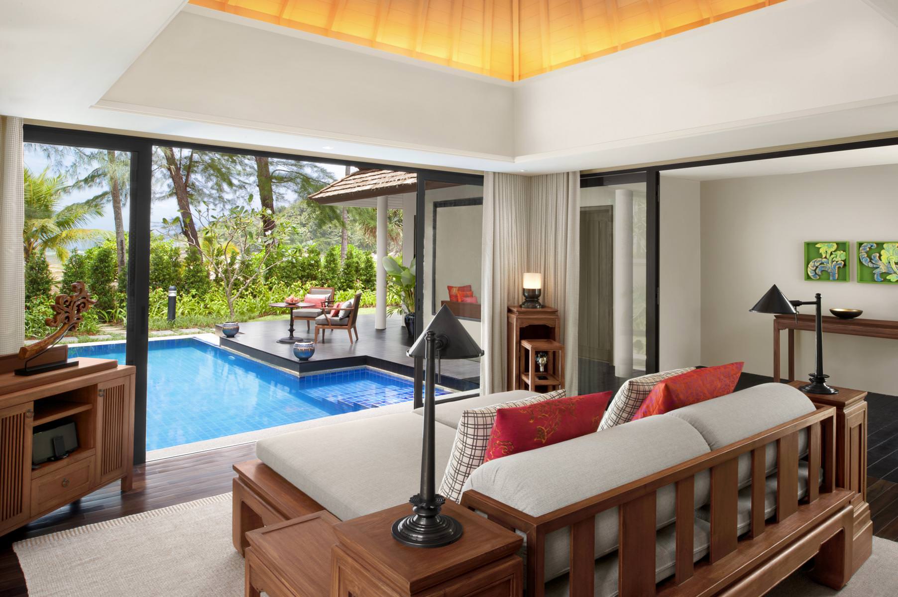 Wohnzimmer mit Blick auf den privaten Pool