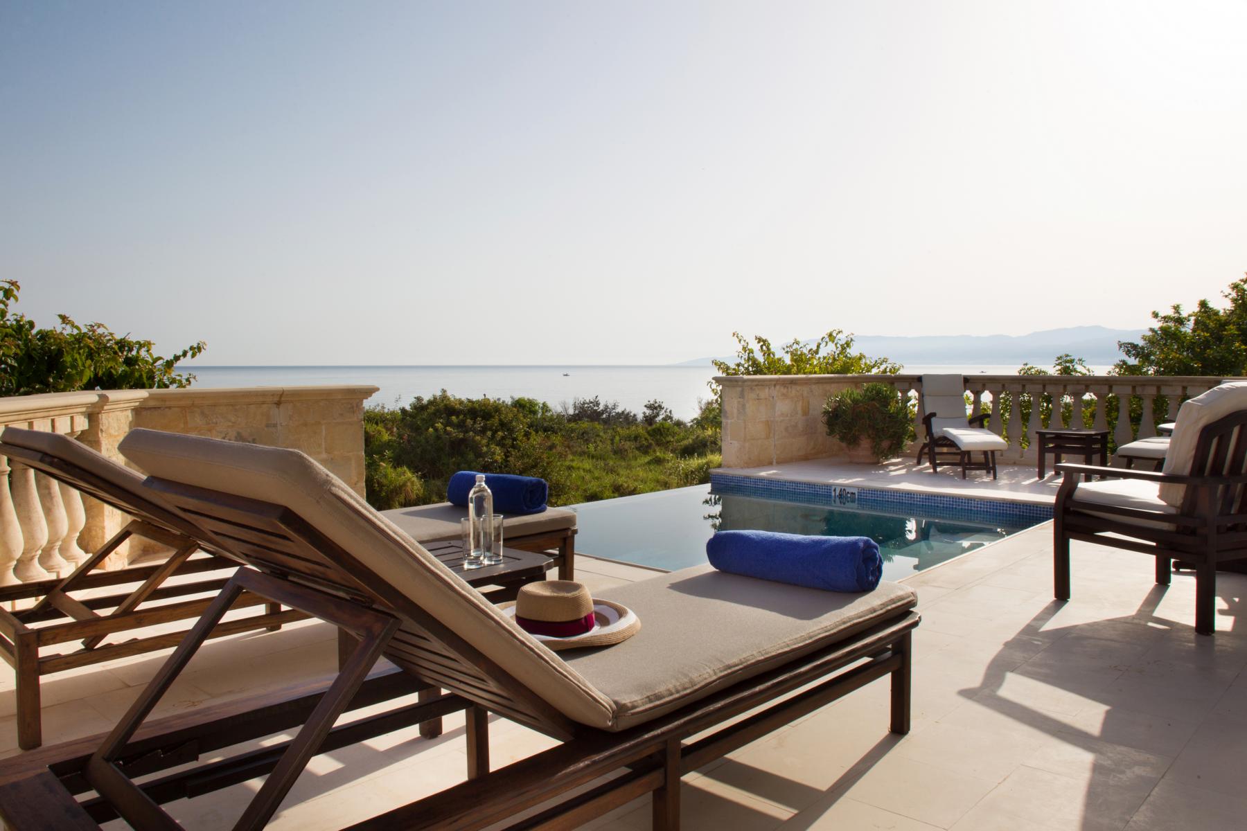 Vom Privatpool aus den Meerblick geniessen
