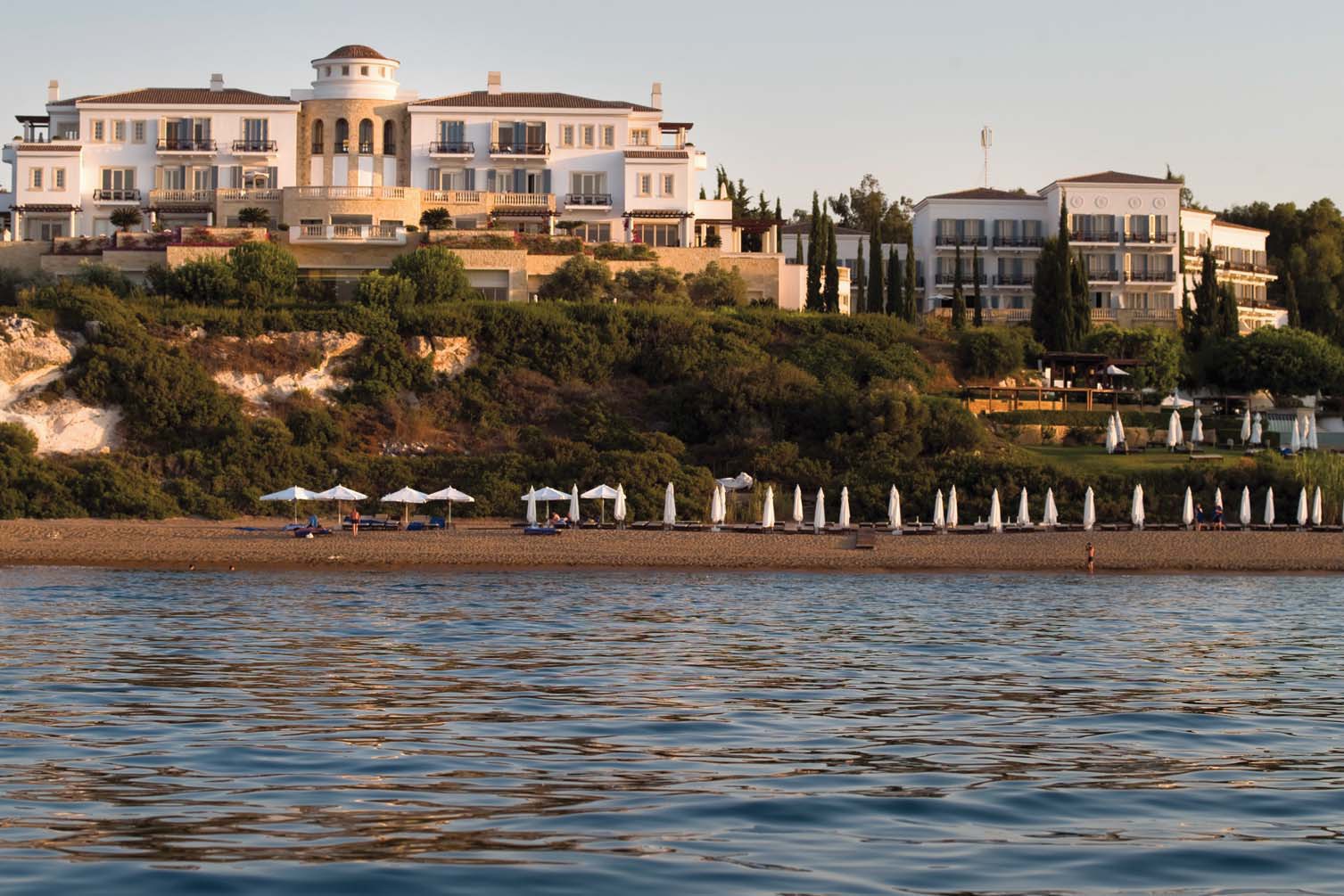 Wie eine Königin thront das Anassa über dem Meer