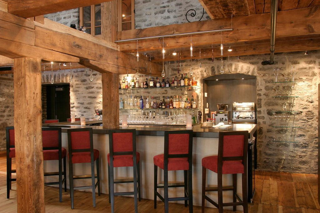 Lassen bei einem Glas Wein den Tag ausklingen