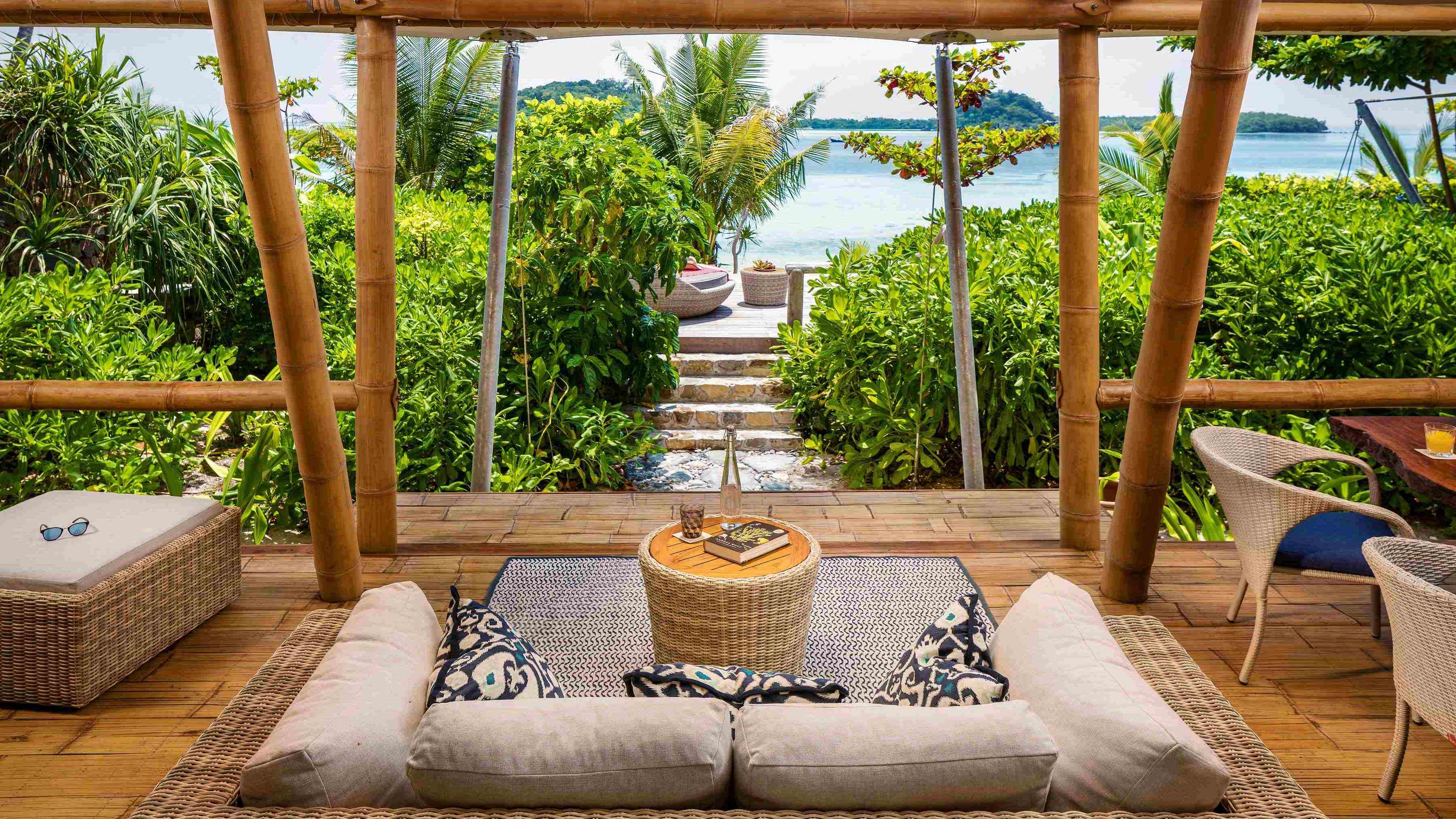 Der separate Wohn- und Essbereich der Deluxe Beach Suite