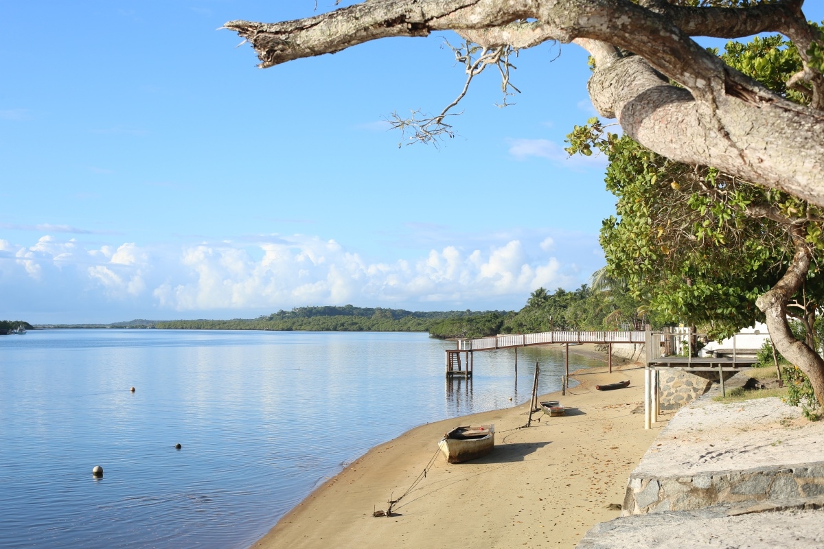 Spazieren Sie am Strand entlang