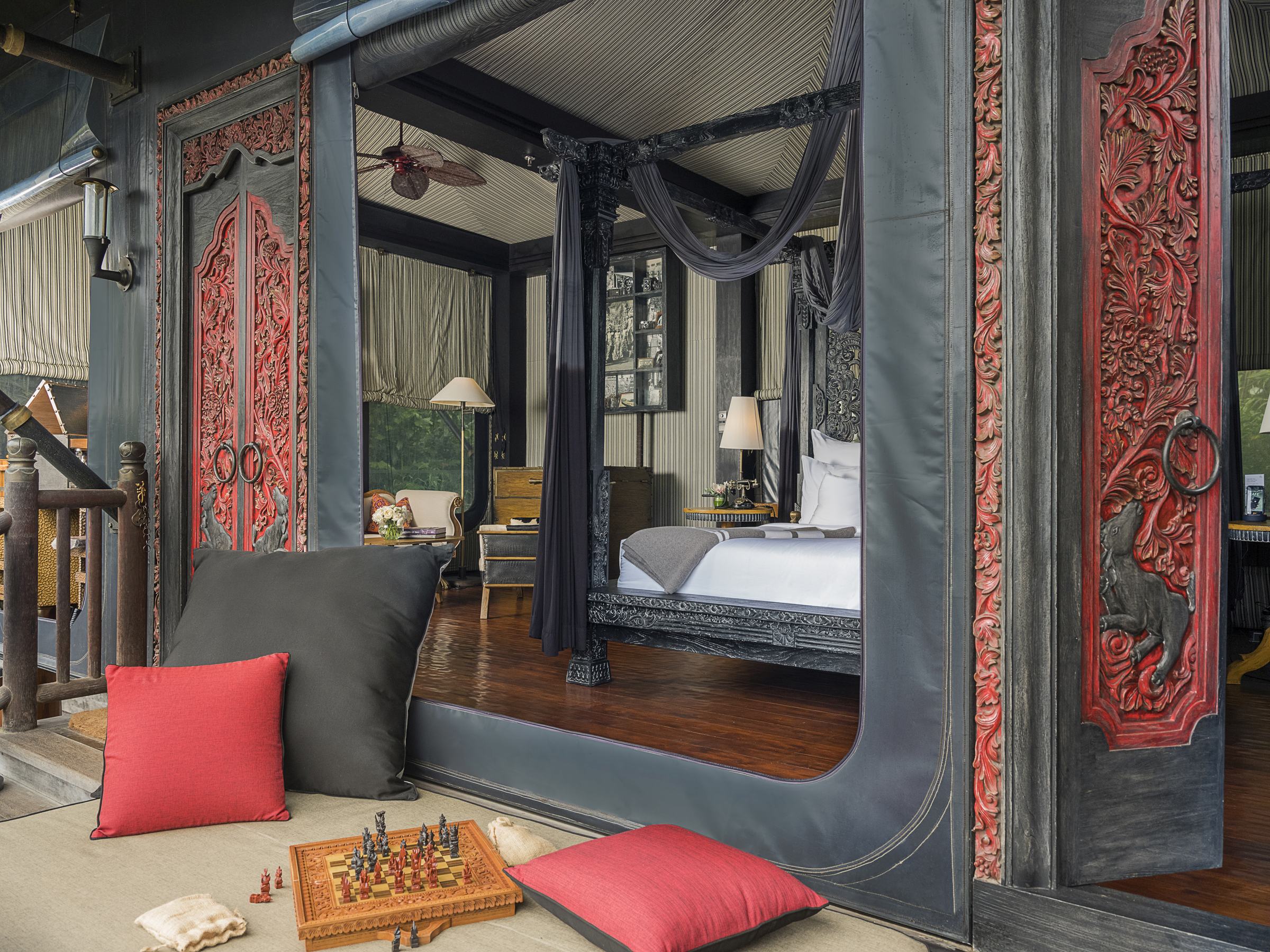 Handverlesene antike Möbel und geschnitzte Holztüren