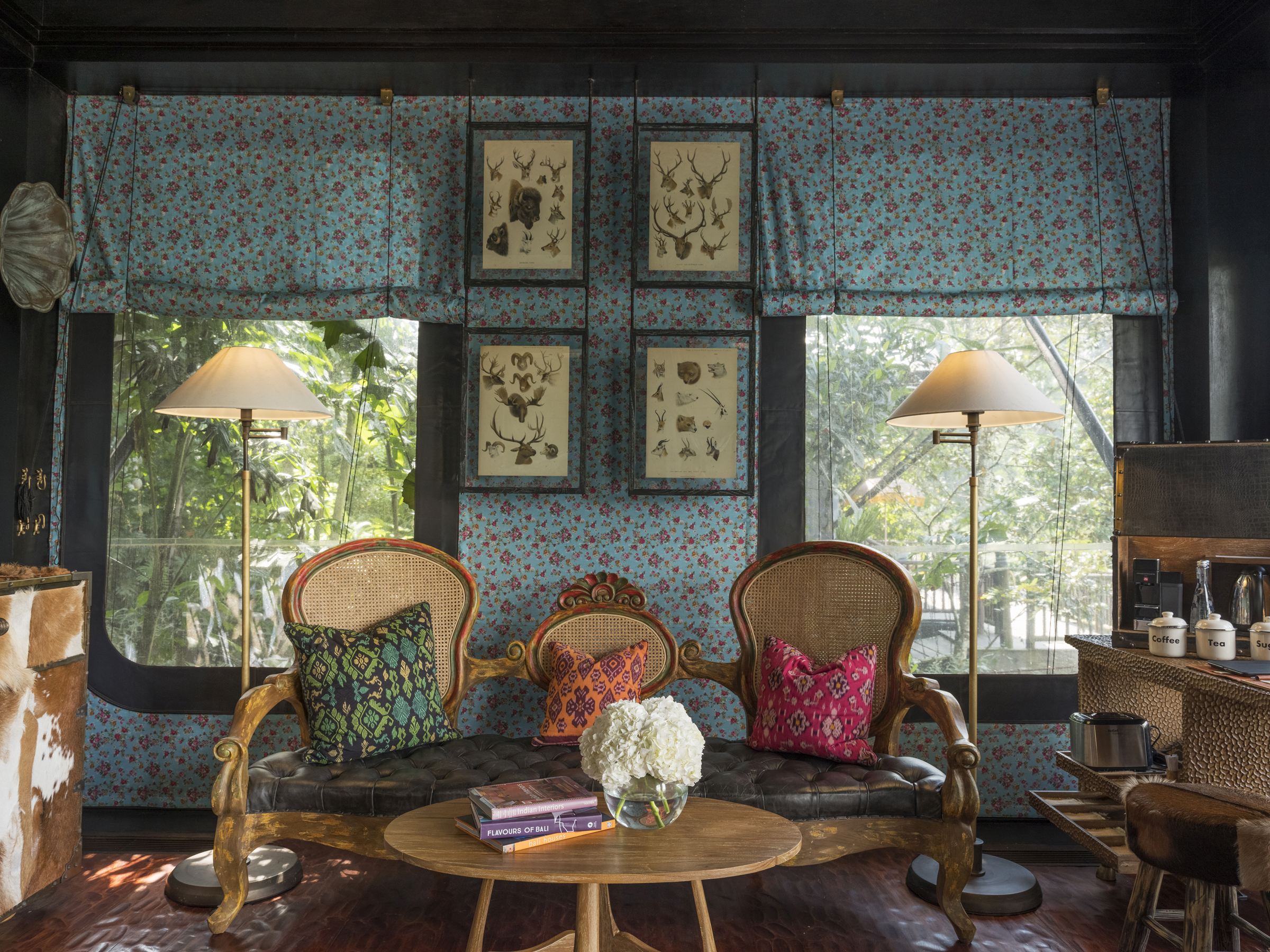 Der gemütliche Wohnbereich des Keliki Valley Zeltes