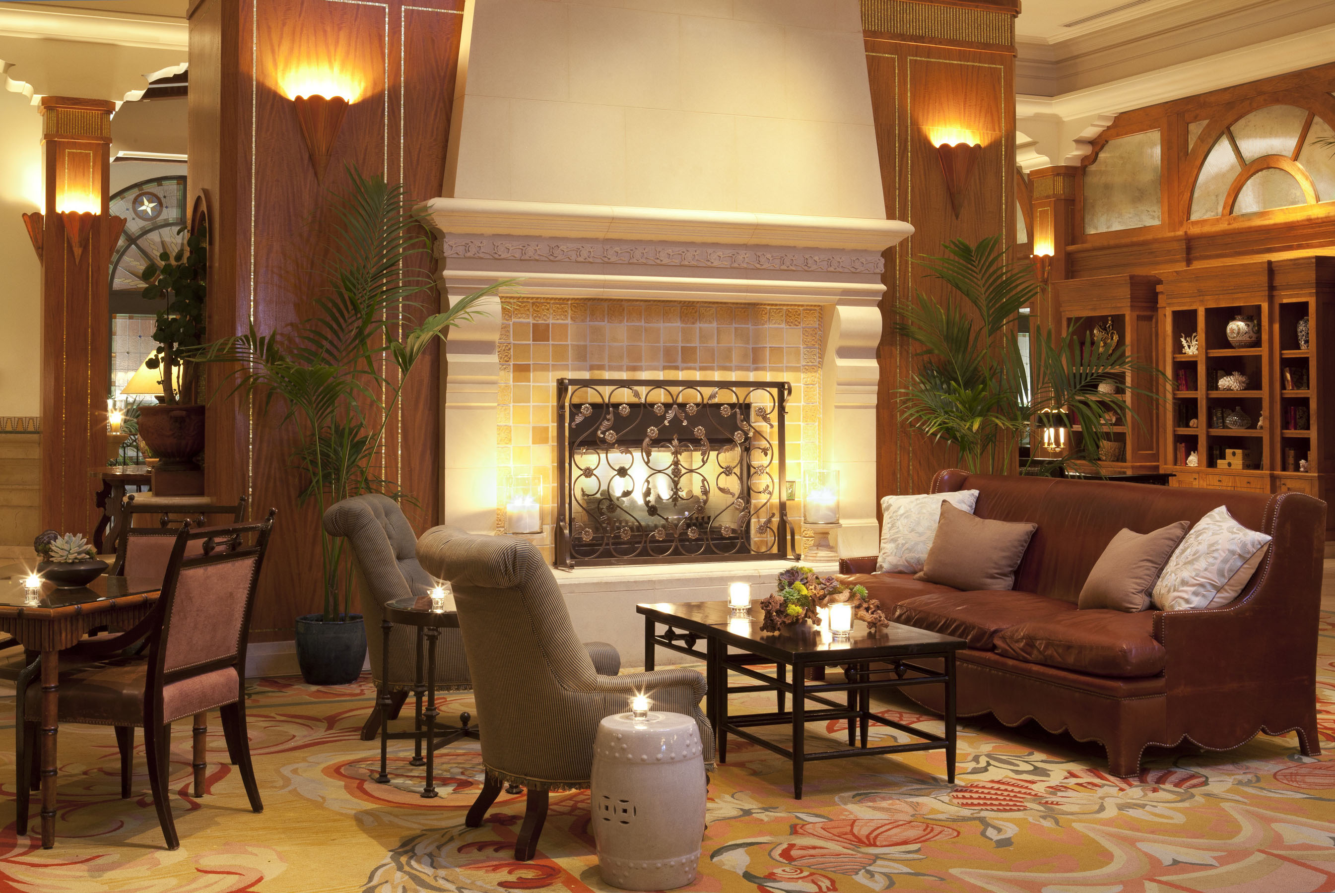 Die Lobby lädt zu einem Glas Wein am Kamin 