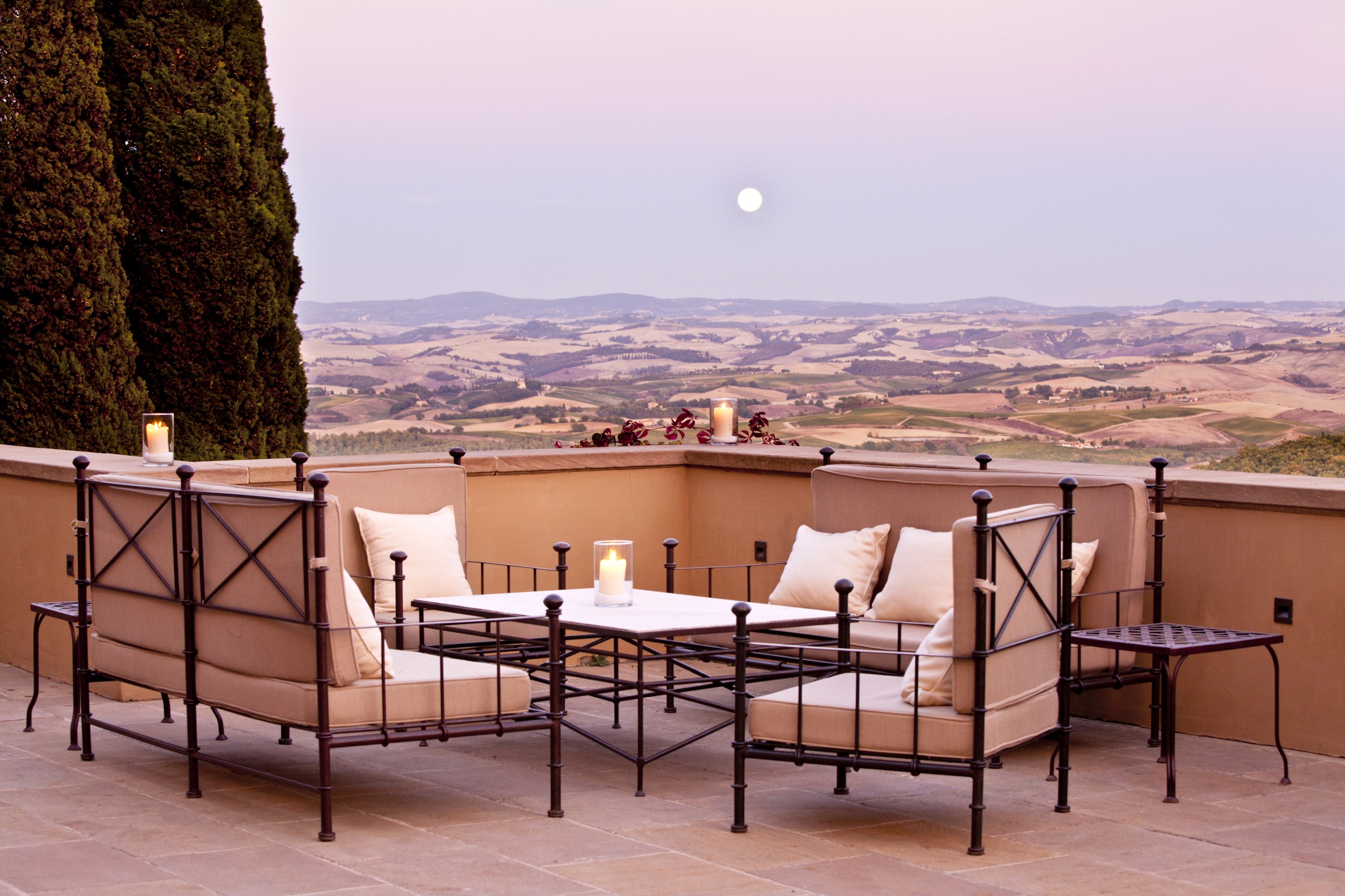 Genießen Sie den traumhaften Ausblick zum Sonnenuntergang