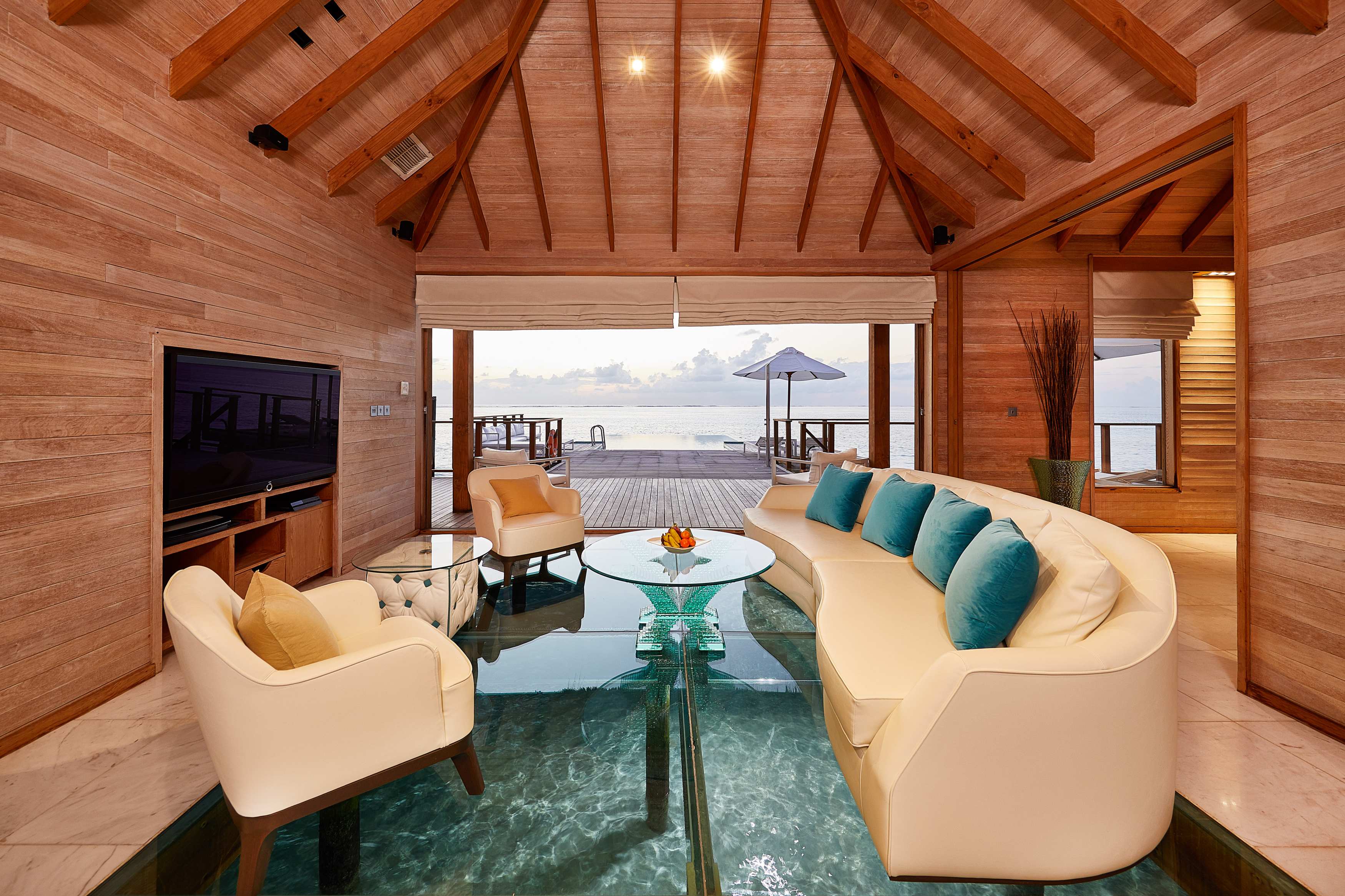 Fische beobachten vom Wohnzimmer der Sunset Water Villa