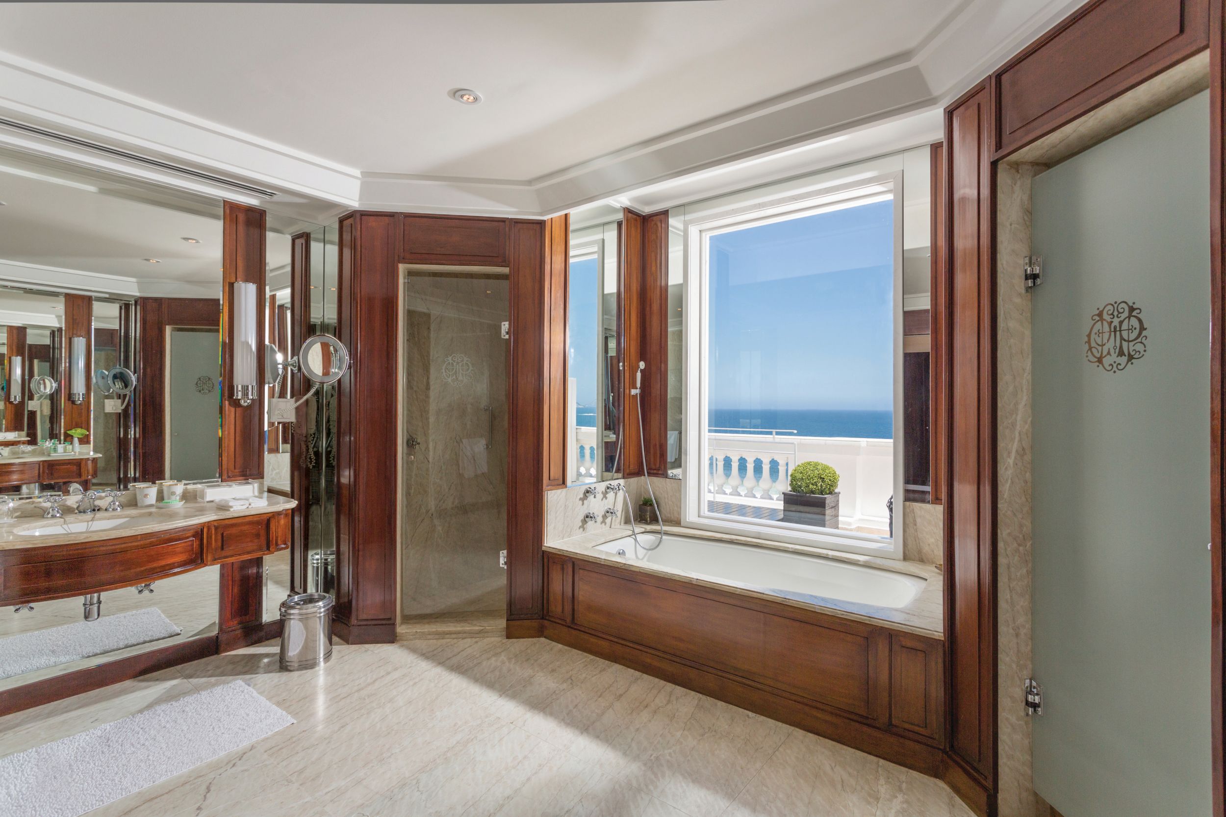 Helles Ambiente im Badezimmer