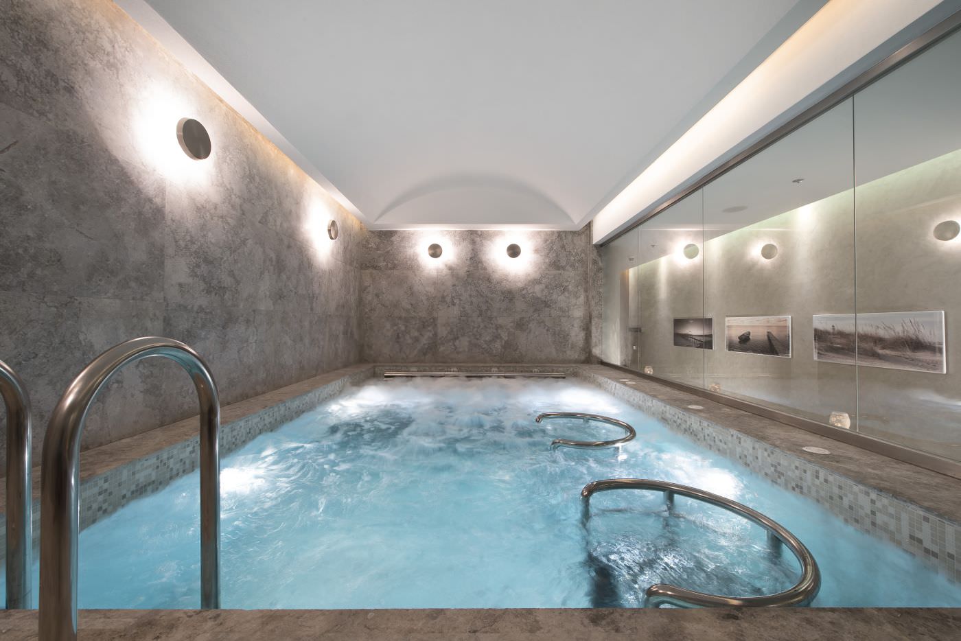 Kleiner Indoor-Pool im Spa Bereich. 