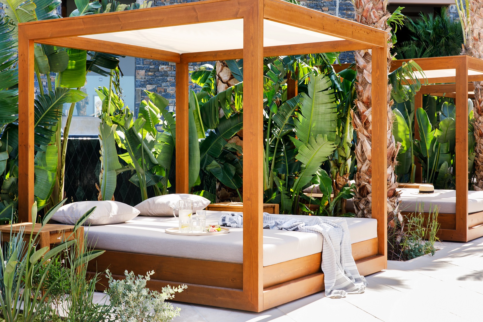 Sun Beds am Pool laden zum entspannen und genießen ein.