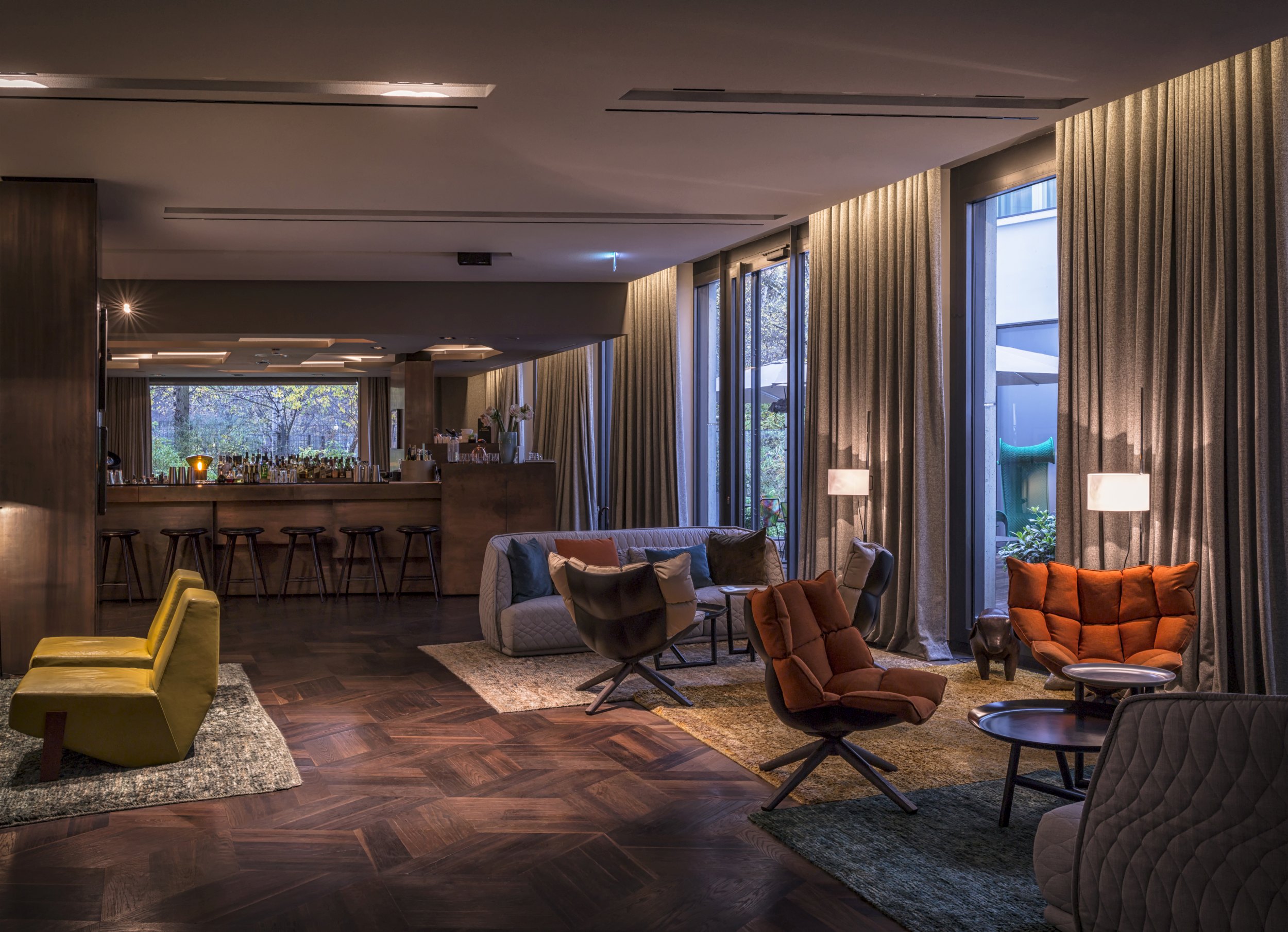 Probieren Sie die vielfältige Whiskey- und Wermutauswahl in der lässigen Wohnzimmeratmosphäre in der Bar