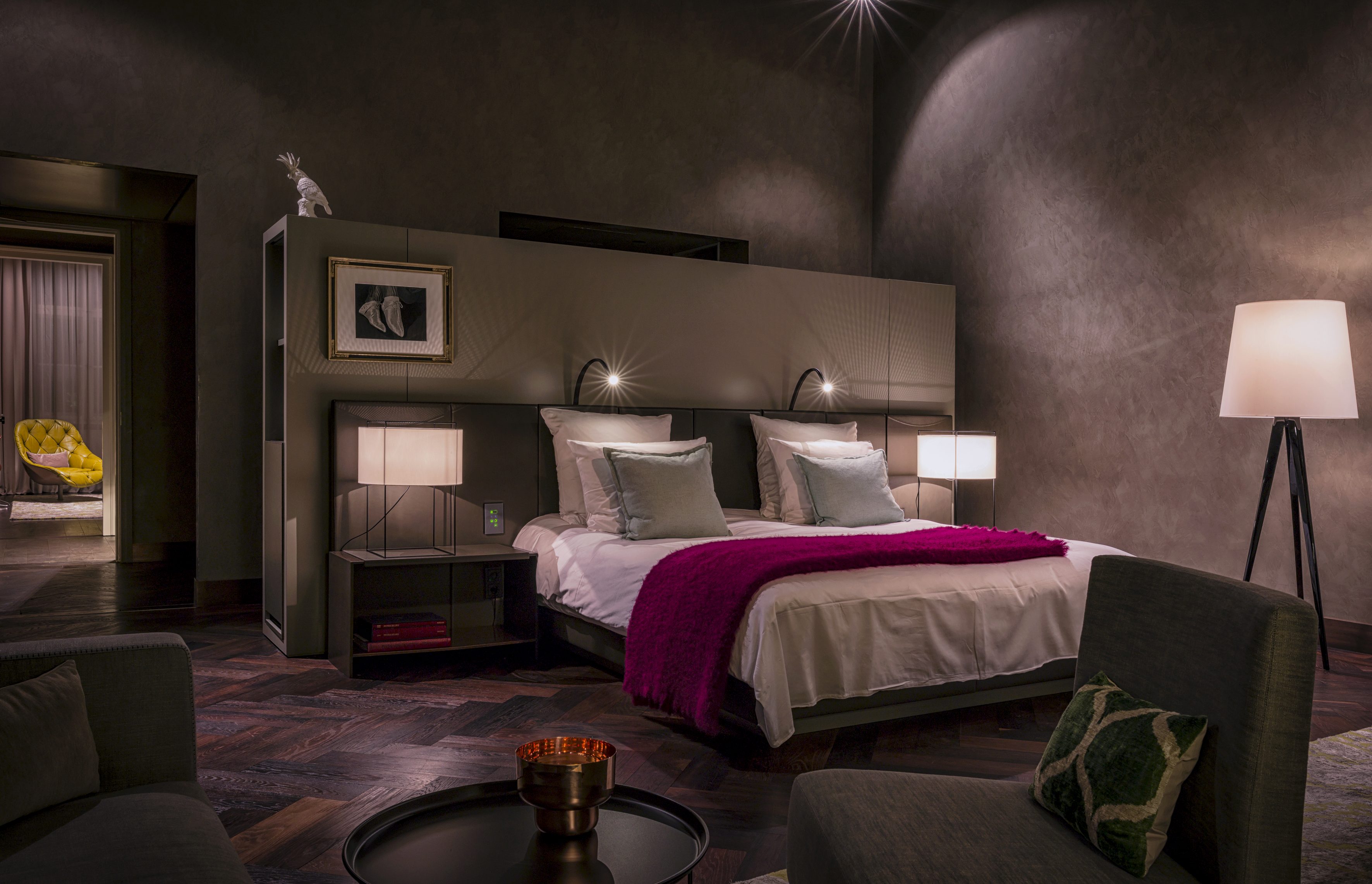 Die Bel Etage Suite mit ihrer einzigartigen Atmosphäre und einem grandiosen Blick von der Terrasse auf die Tiere im Zoo