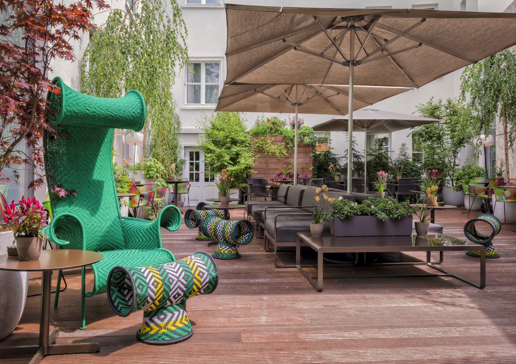 Die Terrasse im grünen Innenhof lädt zum Verweilen und Genießen ein