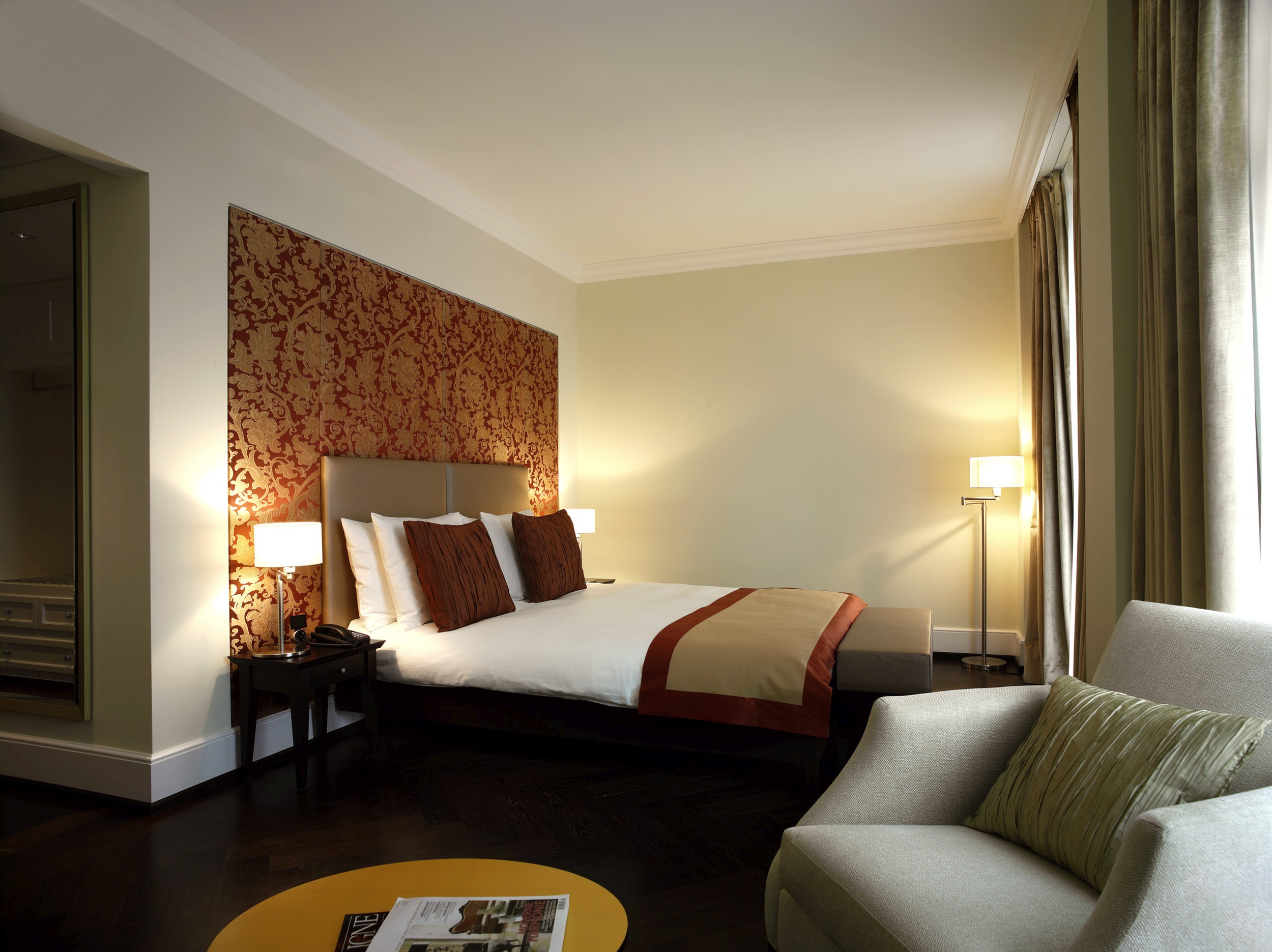 Dunkles Eichenparkett und moderne Stil