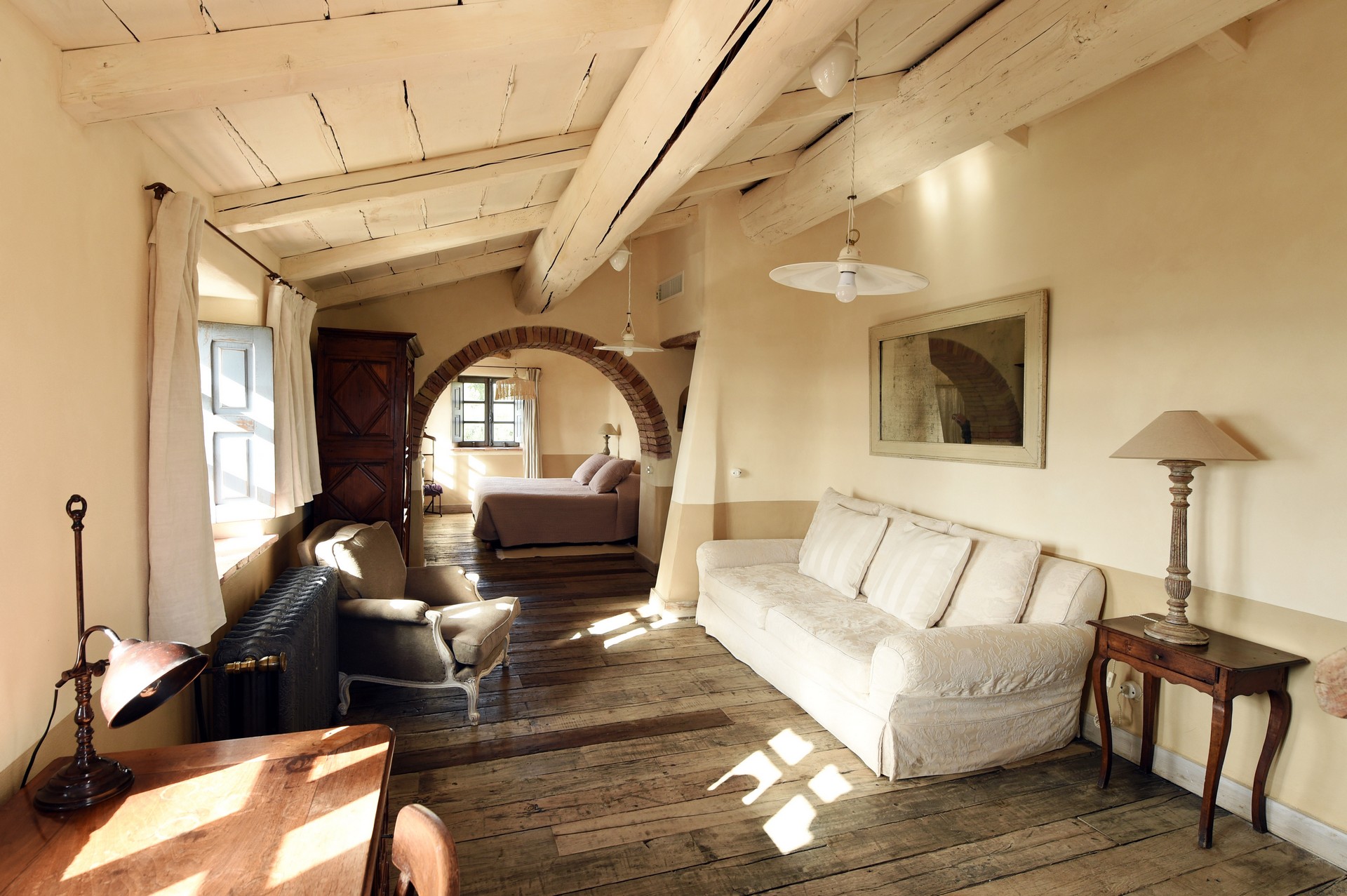 Das hell eingerichtete Wohnzimmer des Hirtenhauses A Liccia