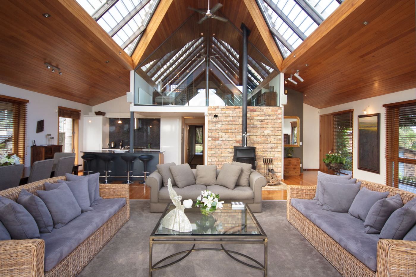 Ihr gemütliches Wohnzimmer mit Kamin für romantische Abendstunden 