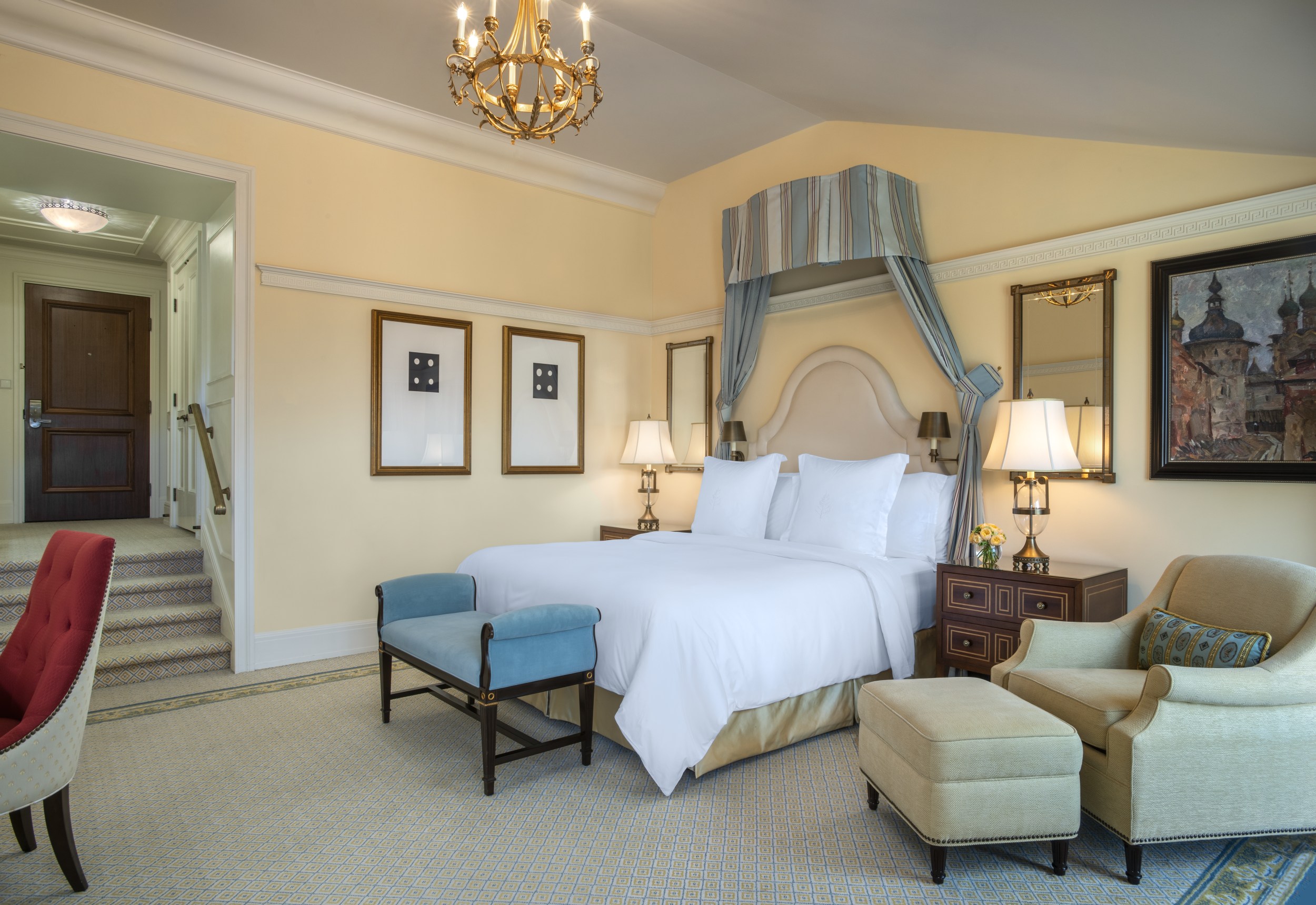 Alle Zimmer sind im neoklassischen Stil eingerichtet