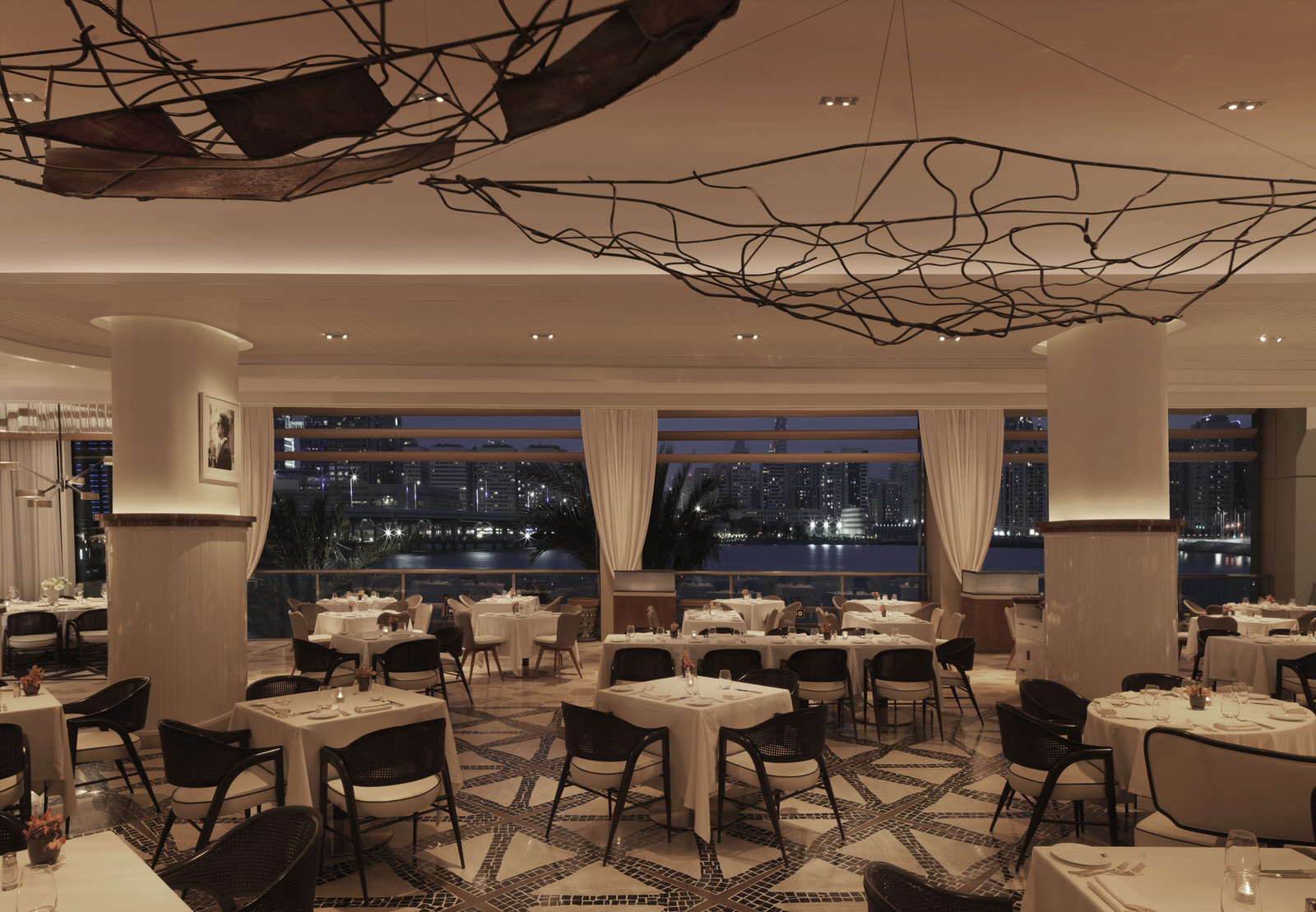 Genießen Sie köstliche Gerichte im Cafe Milano