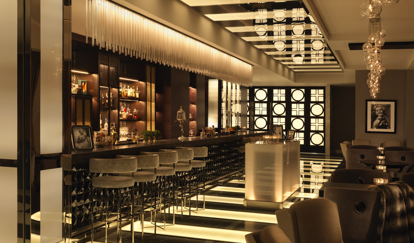 Gönnen Sich sich einen Cocktail in der Zsa Zsa Bar