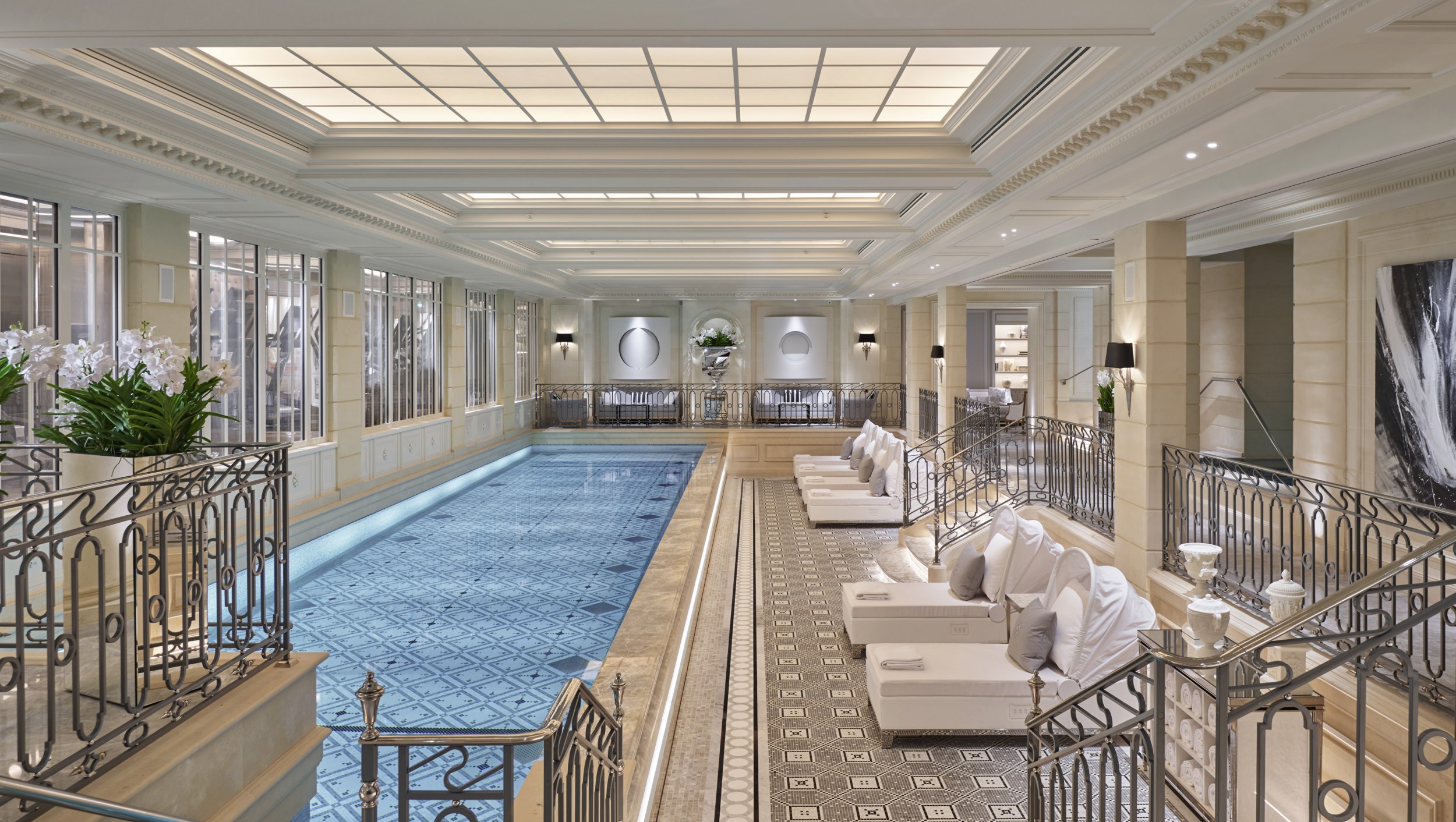 Edler Poolbereich im Four Seasons George V