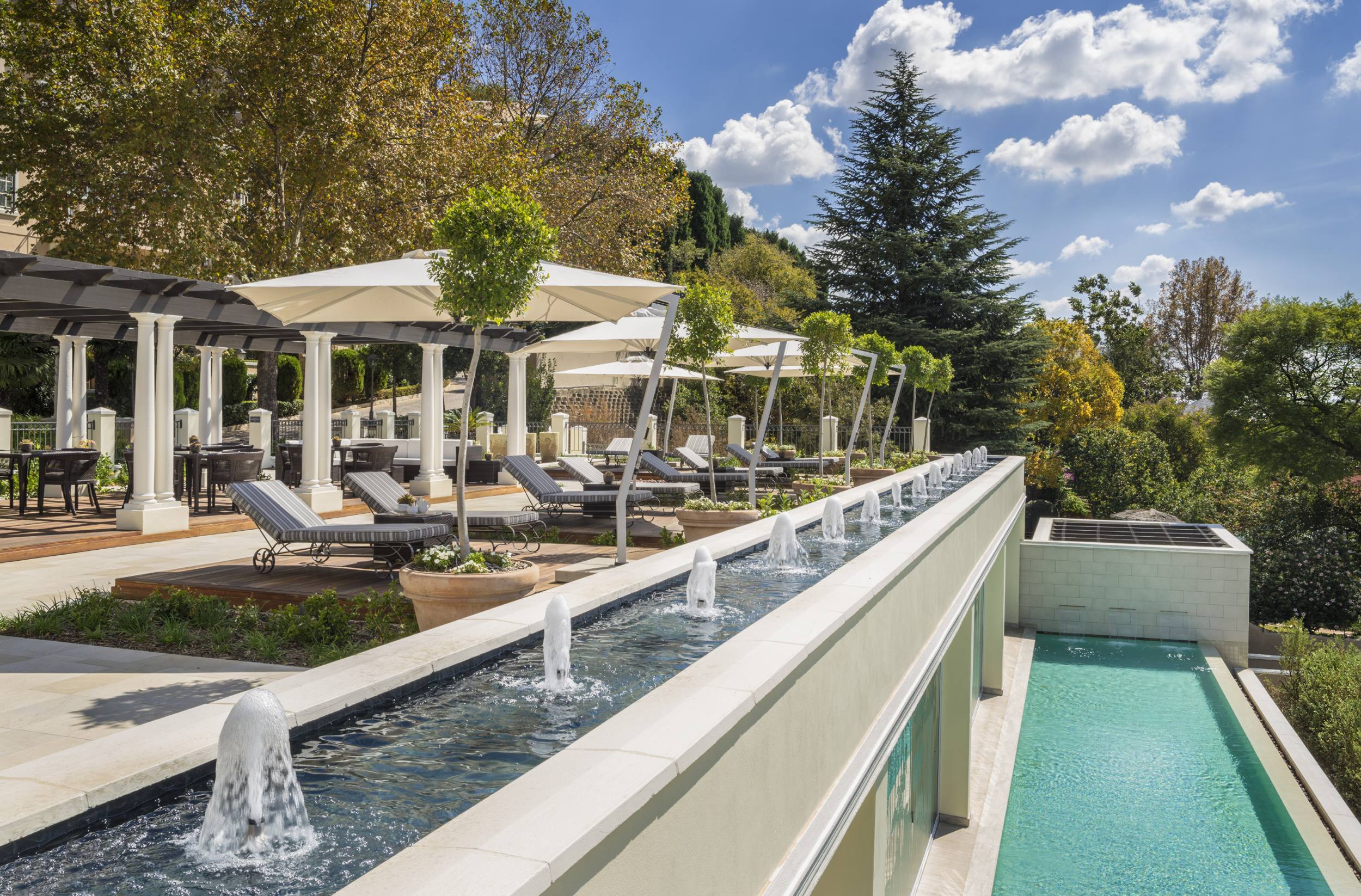 Entspannen Sie nach Sightseeing am Pool