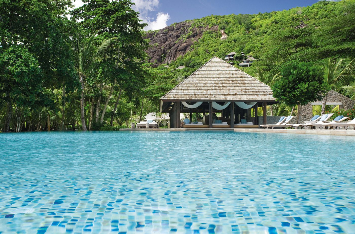 Entspannen Sie am Pool des Resorts