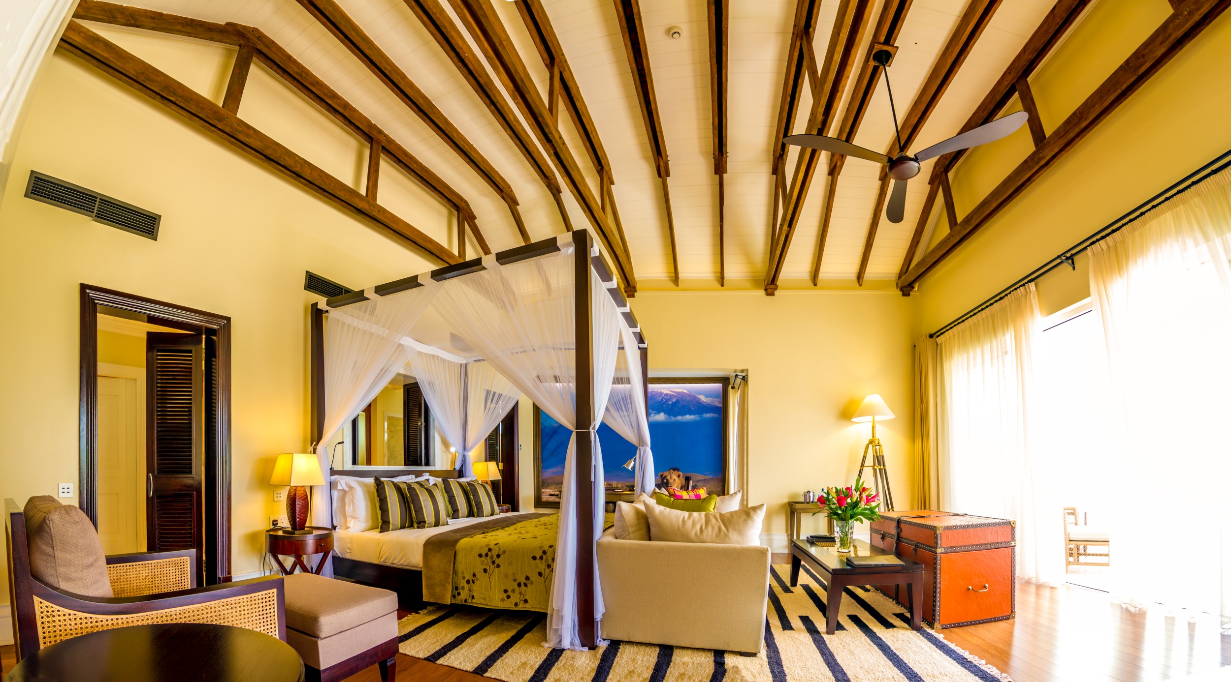 Modernes Design mit Safaridetails in der Hemingway Suite