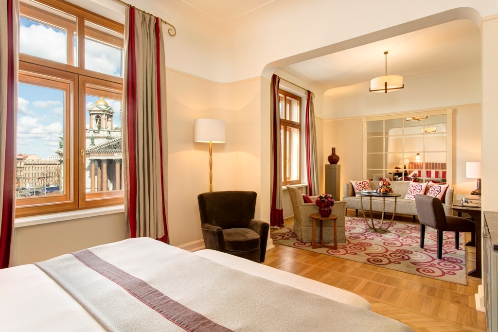 Geräumige Junior Suite mit Blick auf die St. Isaac´s Cathedral