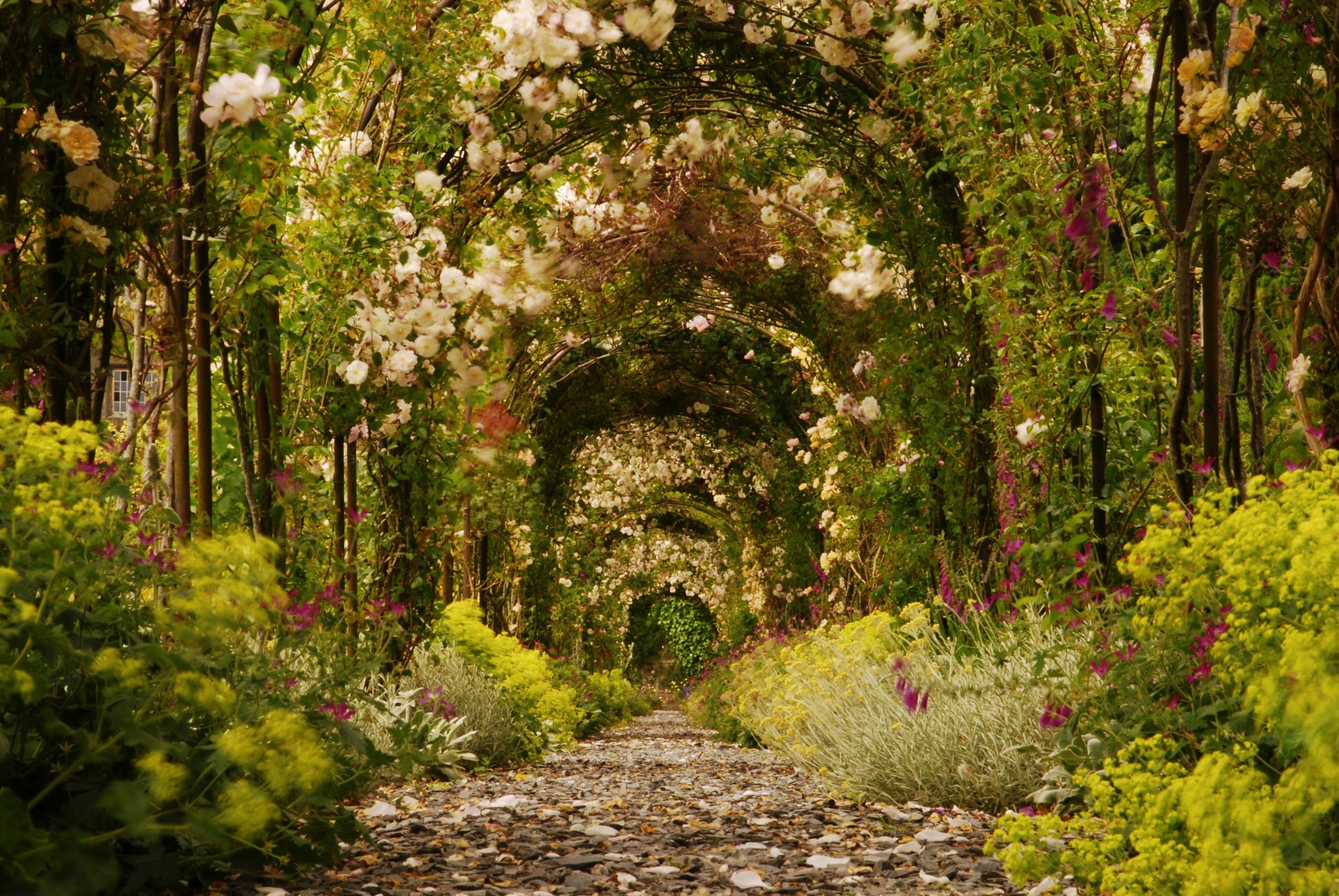 Romantische Spaziergänge in den Gärten