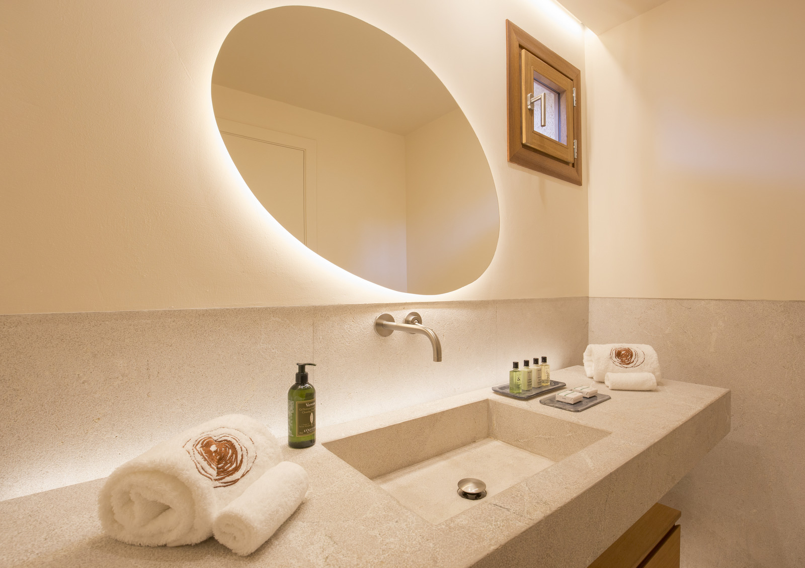 Wunderschönes helles Badezimmer