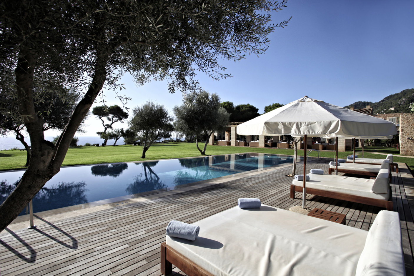 Den Tag am Pool verbringen