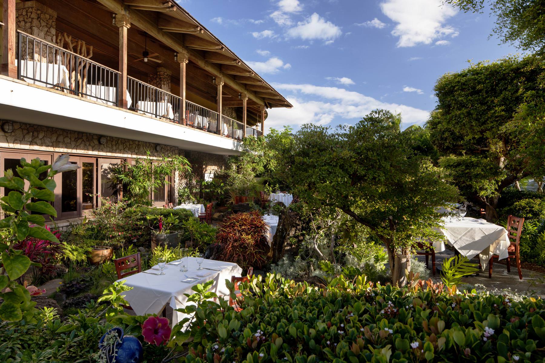 Schlendern Sie durch die romantischen Gärten des Hotels